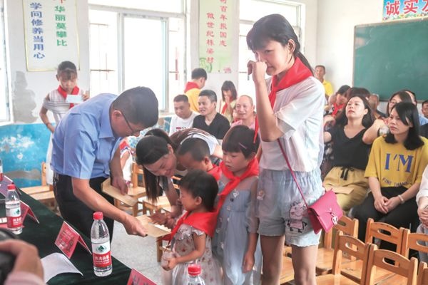 漫漫“希望”路  深深助学情_报纸新闻_澳门大阳城