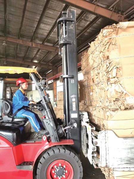 面扑面——李汉霞：爱厂如家 起劲事情_报纸新闻_澳门大阳城