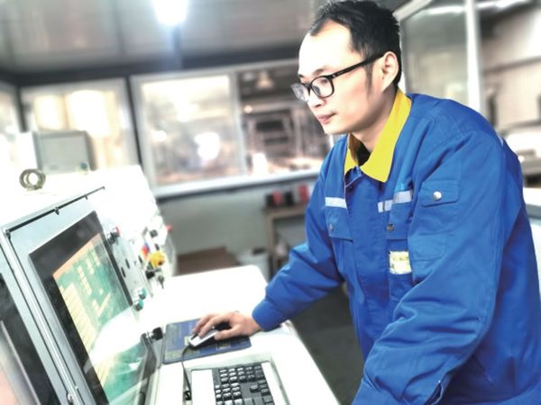 面扑面——陆春伟：起劲钻研 精益生产_报纸新闻_澳门大阳城