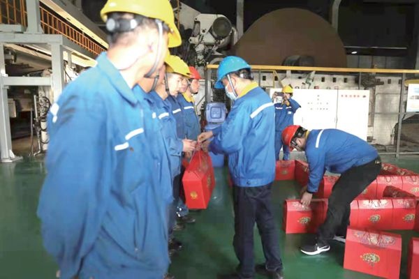 一份礼物彰显向导眷注  一声祝福甜到员工心里_报纸新闻_澳门大阳城