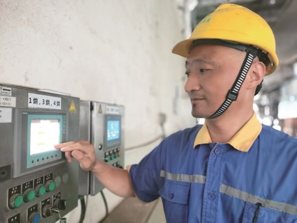 面扑面——杨仿林：受苦在前  责任在肩_报纸新闻_澳门大阳城