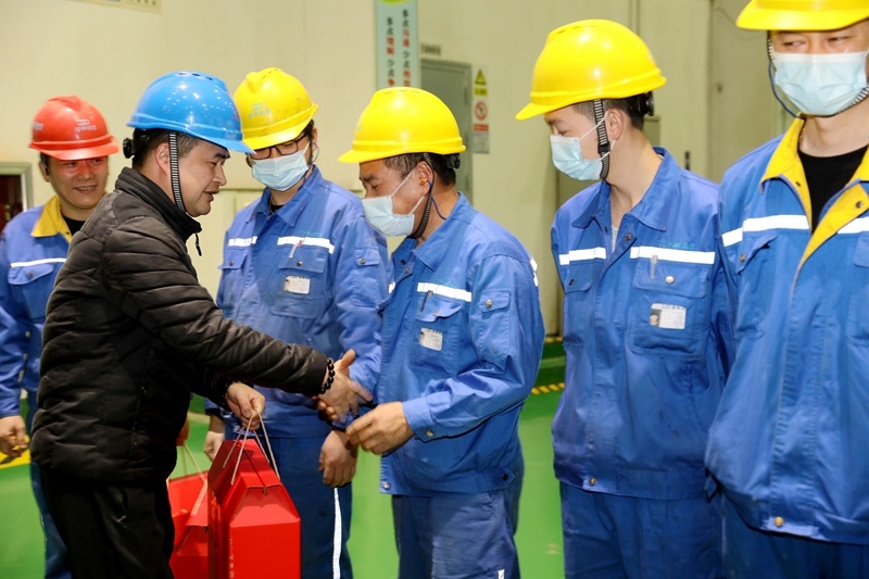 道一声问候 送一份温暖|公司向导亲热慰问除夕夜坚守岗位一线的员工_公司新闻_新闻中心_澳门大阳城