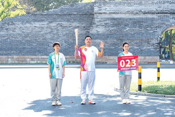 “薪火”闪灼！杭州亚运火炬转达中的澳门大阳城身影_报纸新闻_澳门大阳城