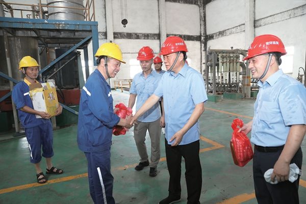 炎炎夏日送清凉 丝丝眷注入心田_报纸新闻_澳门大阳城