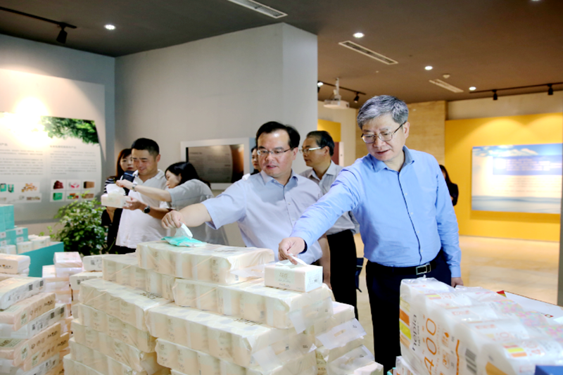 2019年 5月22日，，，，时任浙江省社会组织综合党委专职副书记、省民政厅社会组织治理局局长蔡国华莅临澳门大阳城纸业调研企业生长情形和党建事情