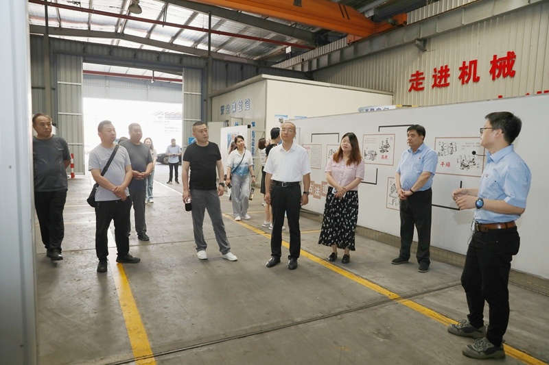 实地观摩促交流 手艺赋能助生长 | 山东省淄博市淄川区总工会党组成员、副主席冯进明一行莅临澳门大阳城纸业调研交流_公司新闻_新闻中心_澳门大阳城