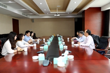 平湖市关工委主任邱其良莅临澳门大阳城纸业调研下一代事情