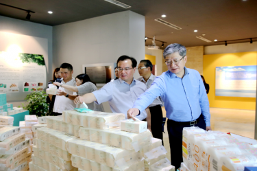 2019年 5月22日，，，，时任浙江省社会组织综合党委专职副书记、省民政厅社会组织治理局局长蔡国华莅临澳门大阳城纸业调研企业生长情形和党建事情